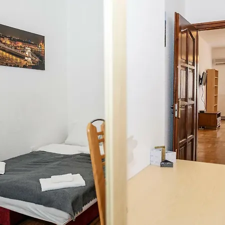Riverside Park Apartment *